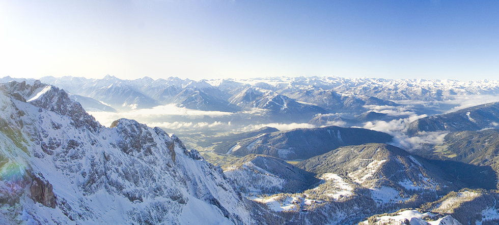 Traumhafte Aussichten auf die verschneiten Berge im Urlaub im 4-Sterne Aparthotel Pfeffermühle in Ramsau am Dachstein in Österreich